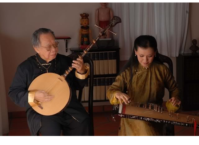 Vietnamese Moon Lute – Traditional Vietnamese Instrument with Mother of Pearl Inlay for Beginners