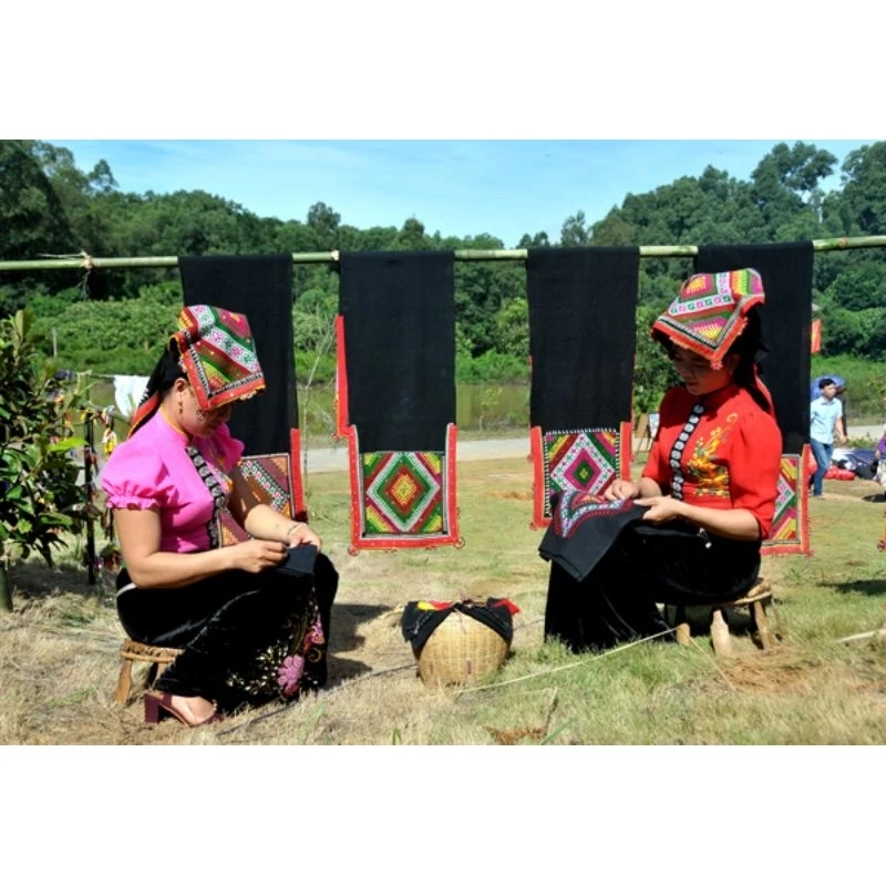 Piêu Scarf of the Thai People in Vietnam: Hand-embroidered and Indigo-dyed