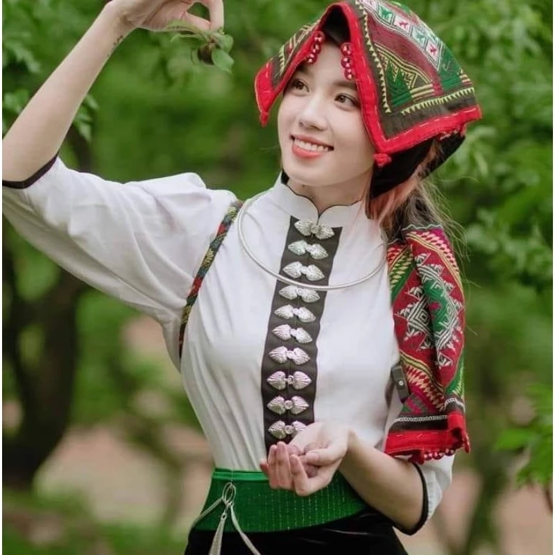 Piêu Scarf of the Thai People in Vietnam: Hand-embroidered and Indigo-dyed