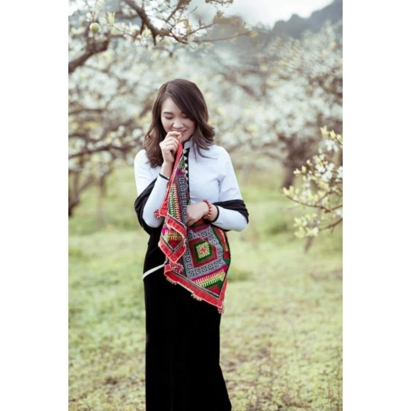 Piêu Scarf of the Thai People in Vietnam: Hand-embroidered and Indigo-dyed