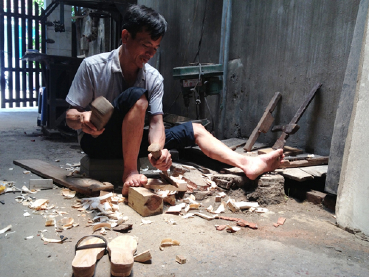 Traditional Vietnamese Wooden Clogs or Sole sisters (Guoc Moc) Sandal For Ao Dai