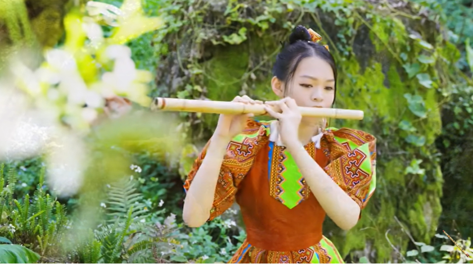 Load video: This Double Flute Sao Meo H&#39;Mong Vietnamese Handmade Bamboo Musical Instrument is made from bamboo that has been air-dried for over 4 years.  It consists of a pair of double Cat Flutes, one with a deeper and larger sound (male), and the other with a higher and smaller sound (female). The female Cat Flute can accompany